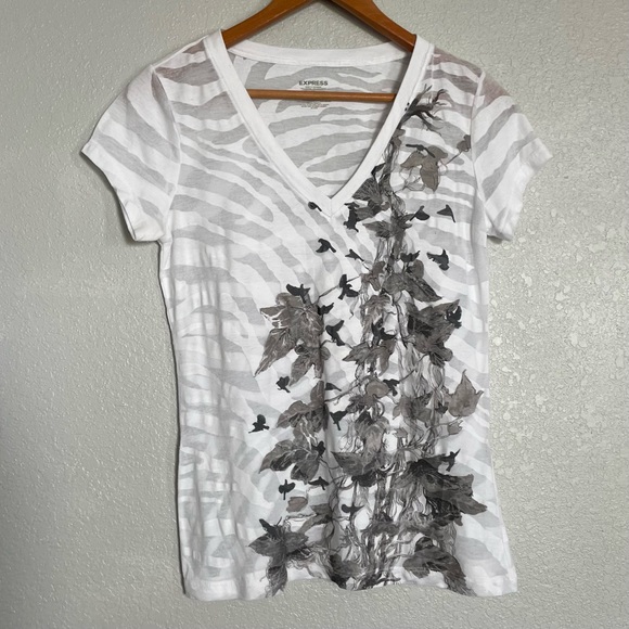 Express - White Zebra Print V-neck Short Sleeve Tee - Size M - Picture 1 of 3